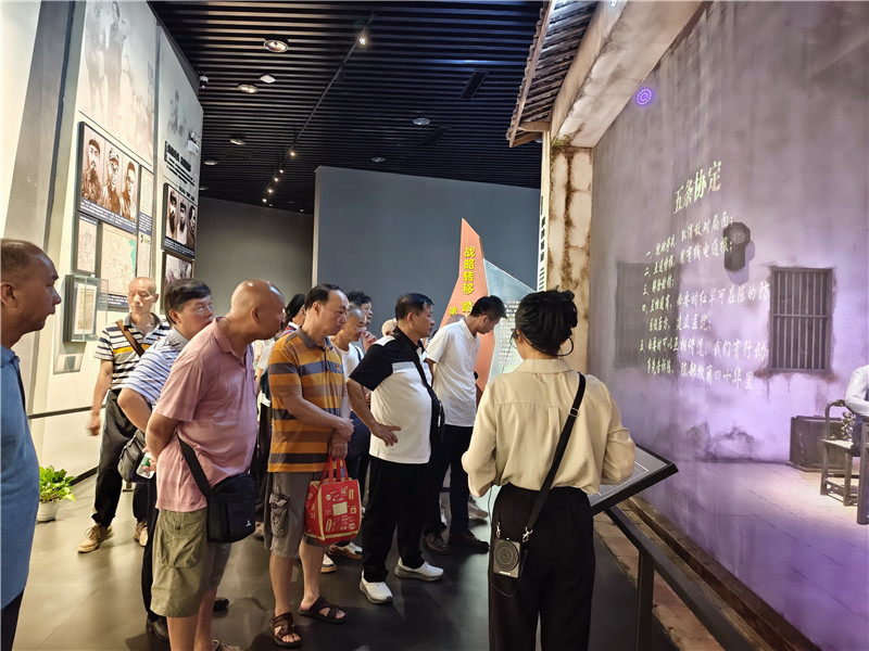 党员在讲解员带领下参观学习.jpg