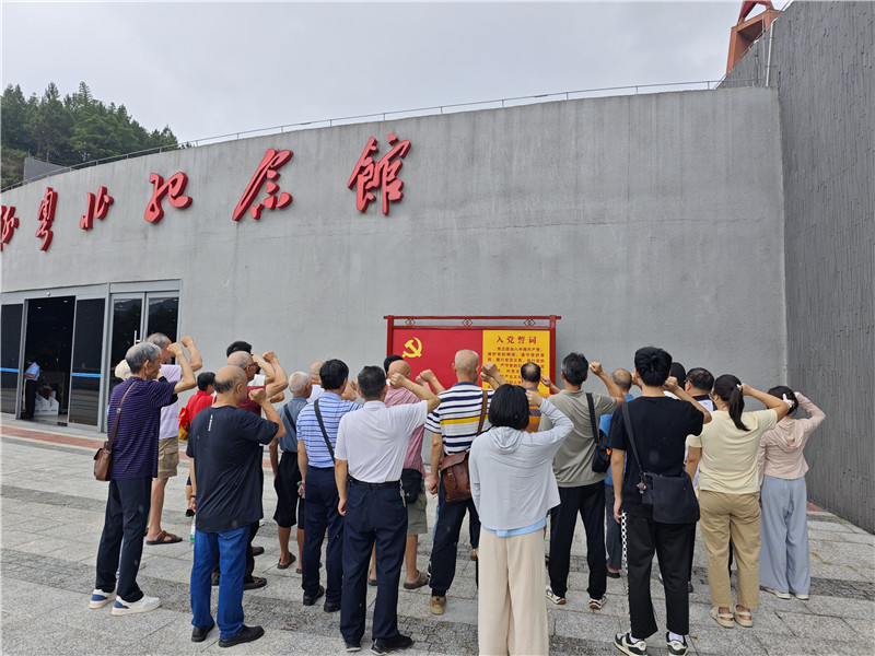 党员重温入党誓词.jpg