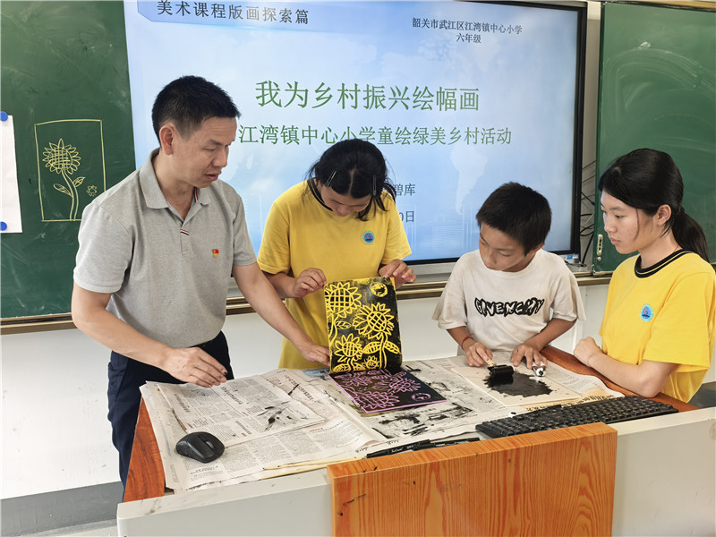 周碧库指导六年级同学学习版画刻印技巧.jpg