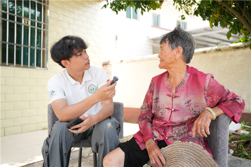 图十：采访黄塱村当地居民jpg.jpg