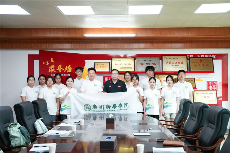 图一：突击队成员与谢文丹委员合照jpg.jpg