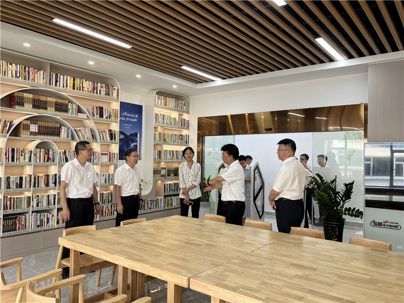 调研组了解职工书屋运营情况.jpg
