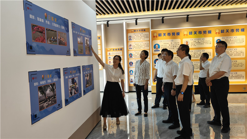 调研组在劳模工匠展览厅详细听取介绍.jpg