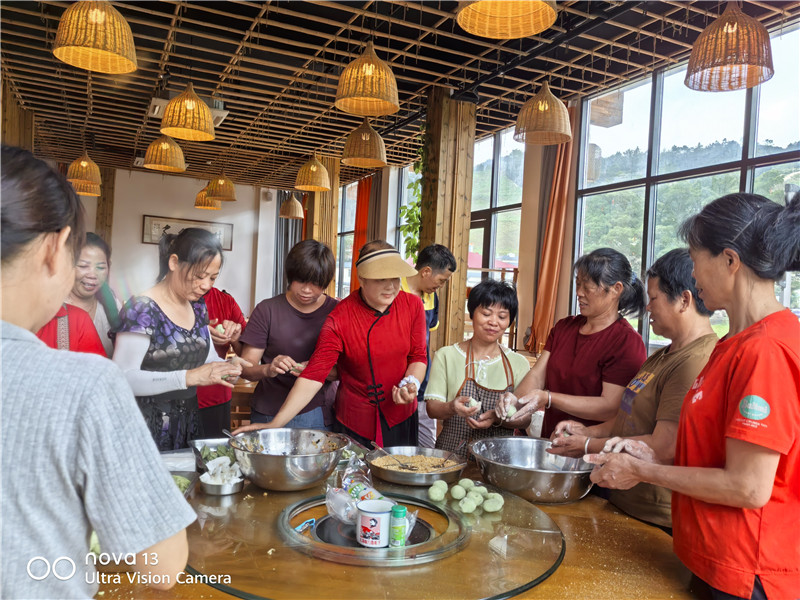 围坐在一起包糍粑 (1).jpg