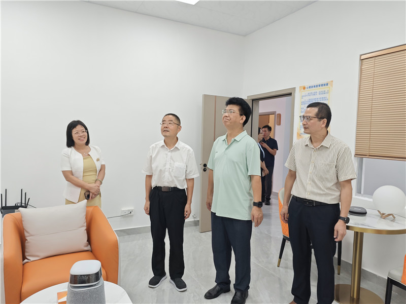 参观功能室.jpg