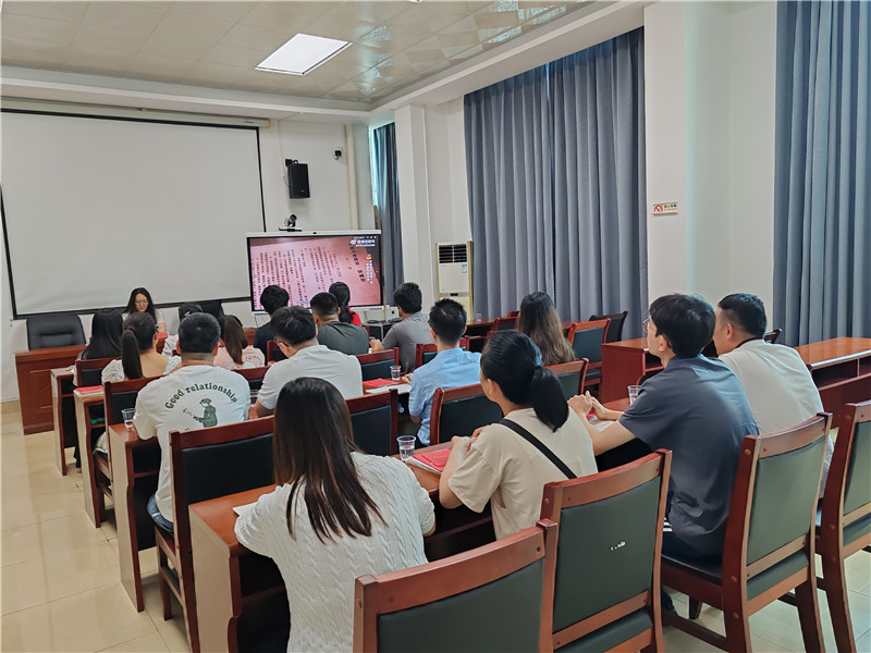 邀请市“百人讲师团”老师曾蓝玉开展题为《从党章历史演变看党的与时俱进》的党课.jpg