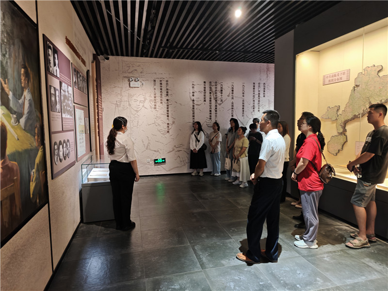 组织学员到五里亭省委旧址实地参观学习.jpg