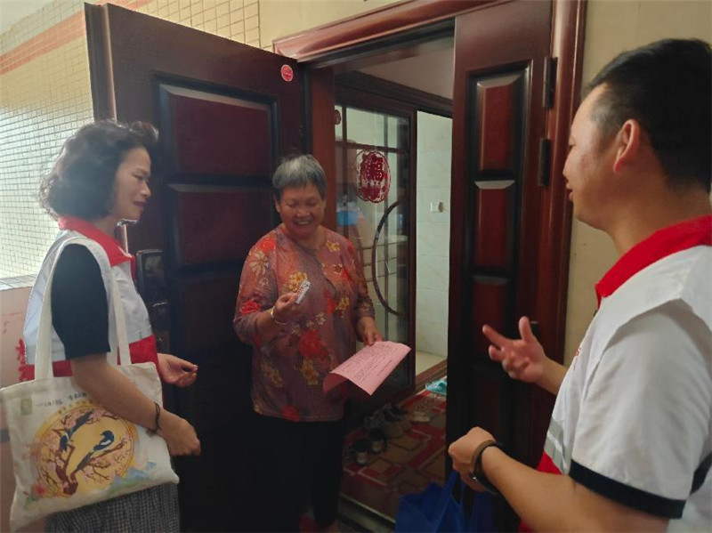 党员到小区派发《致市民朋友的倡议书》和灭蚊片.jpg