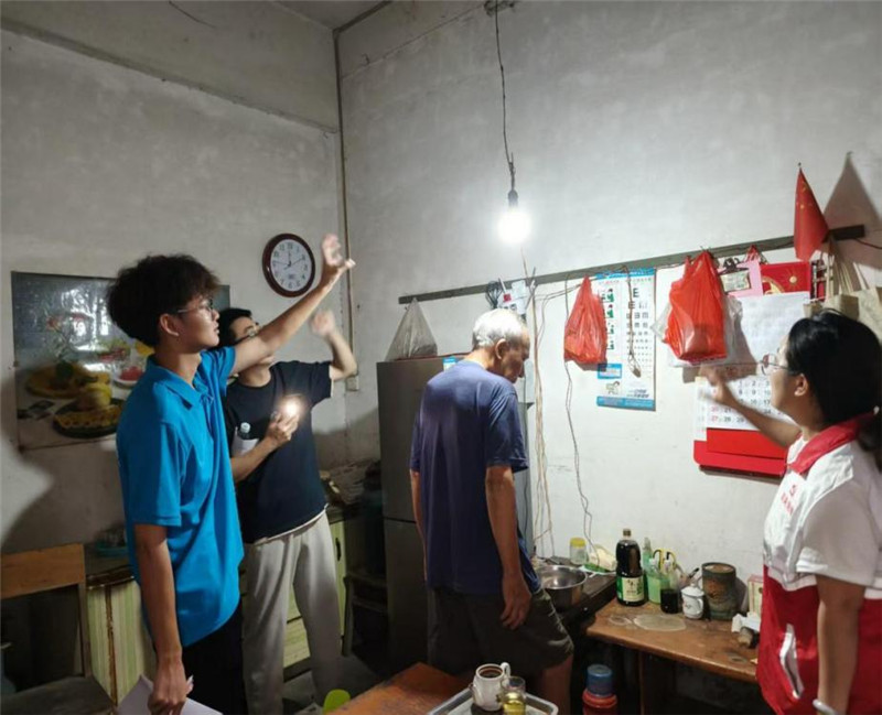突击队队员为群众检查家电线路.jpg