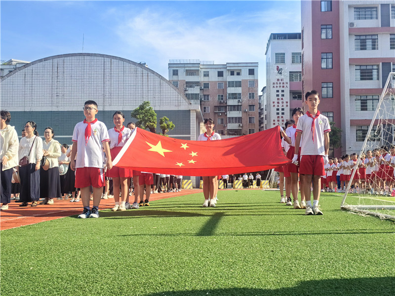 金福园小学举行2025年秋季学期开学典礼升旗仪式.jpg