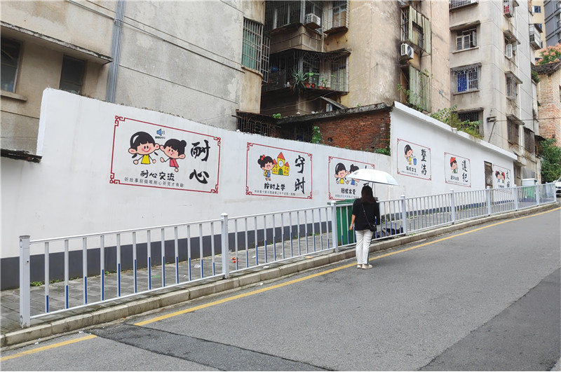 居民观看主题墙绘.jpg