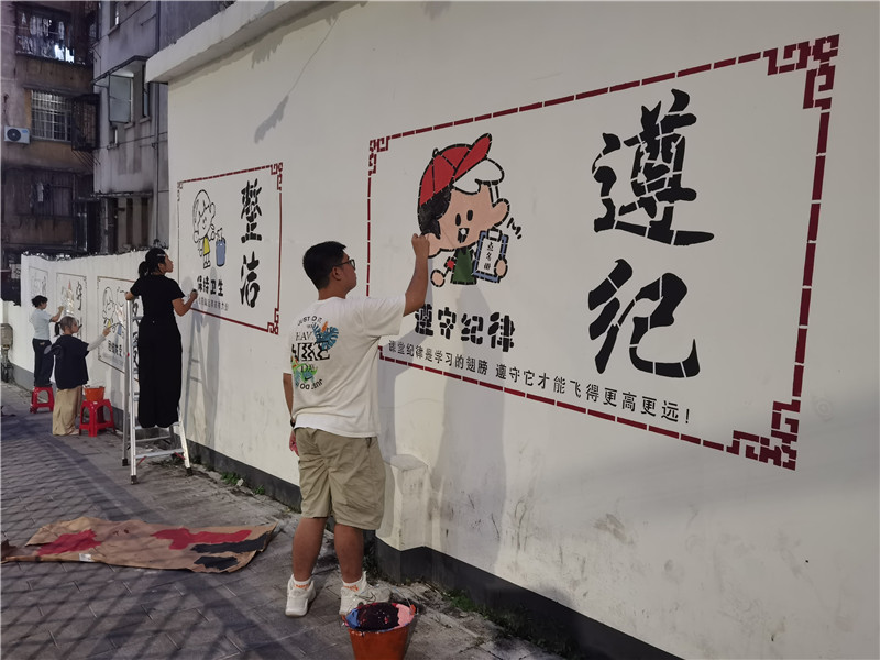 突击队成员进行墙绘创作.jpg