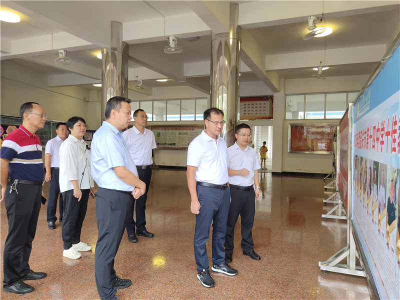黄艺坤在第十四中学参观校园环境.jpg