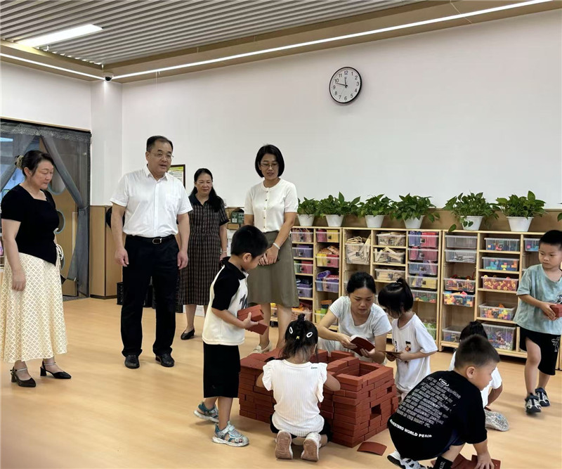 彭波在新华幼儿园园（新城园区）参观学校课室.jpg
