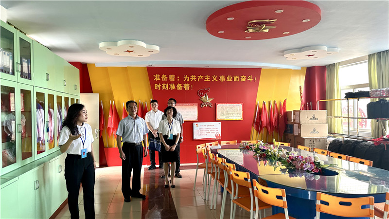 孙理鸣在至和小学参观功能场室.jpg