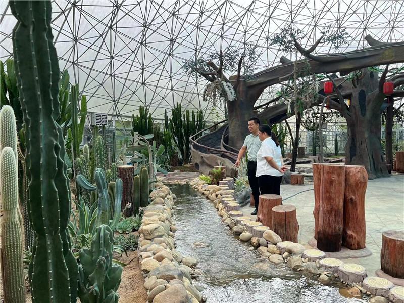 实地观摩球形温室热带珍稀植物园.jpg
