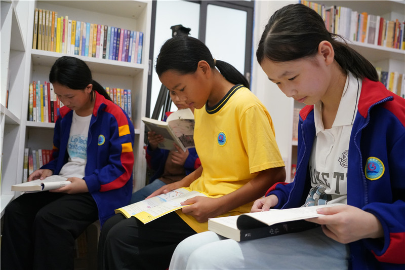 学生们仔细阅读书籍 (1).jpg