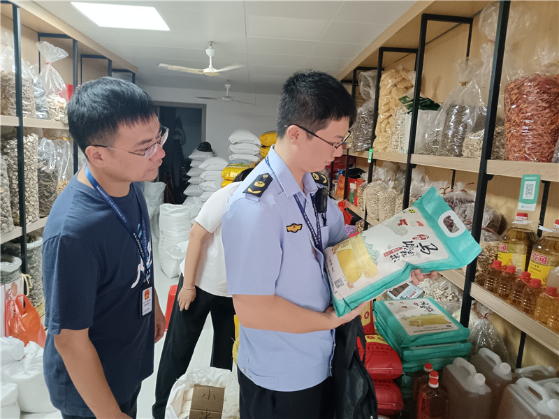 区市场监管局和区农业农村局执法人员检查地理标志产品情况.jpg