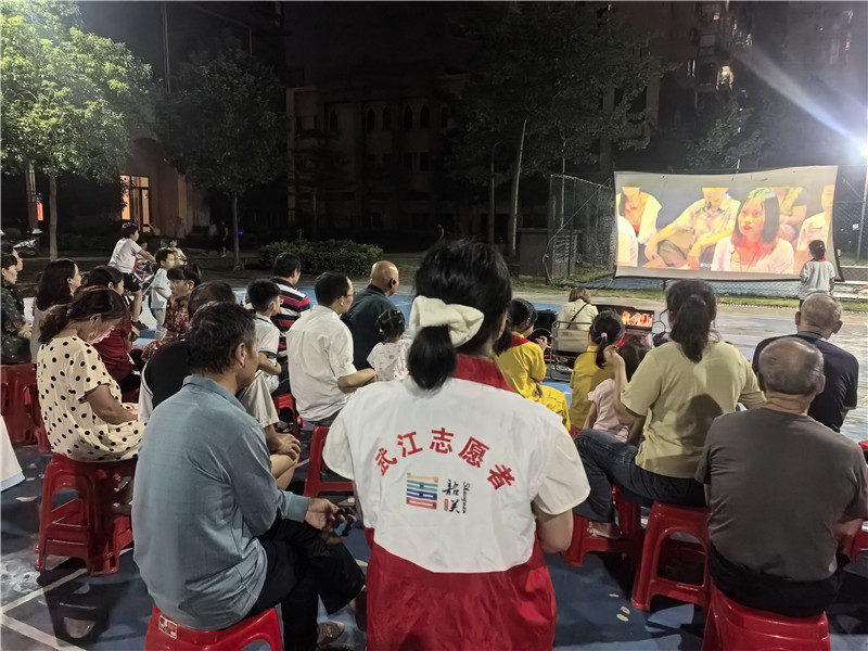 9月22日晚居民观影照片（1）.jpg
