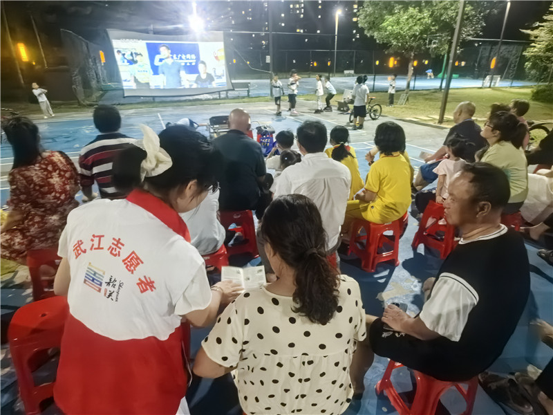 9月22日晚向居民派发反邪教宣传册 (1).jpg