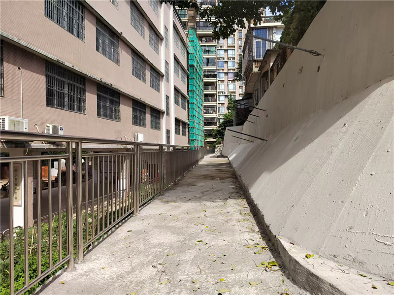 东岗小学削坡建房安全隐患消除后.jpg