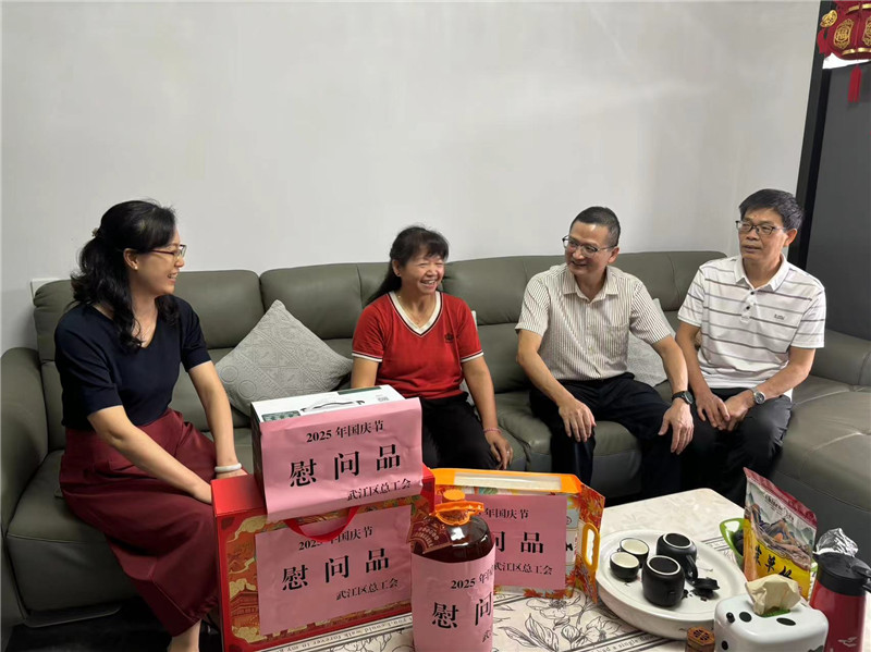 慰问组一行慰问省劳动模范孔素芳.jpg