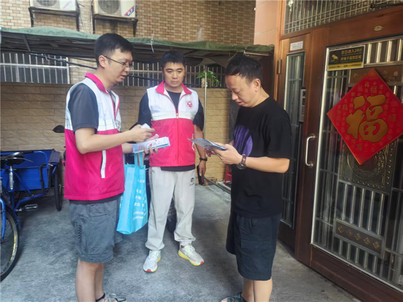 西河镇红星社区党员志愿者入户开展基孔肯雅热疫情防控宣传.jpg