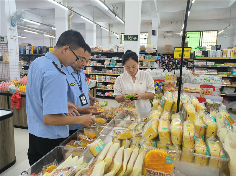 代表和执法人员在超市检查食品标签标识.jpg