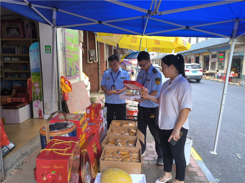 对中心市场商铺开展食品安全检查.jpg