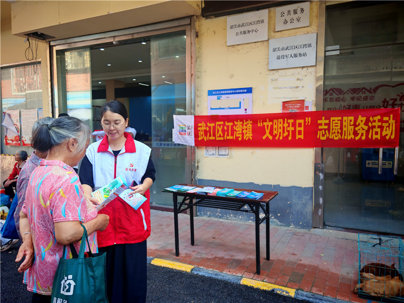 志愿者们为过往群众提供面对面的政策咨询服务 (2).jpg