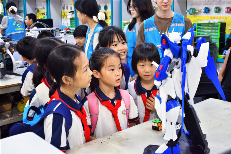 孩子们在CAD协会开放实验室欣赏3D打印作品.jpg