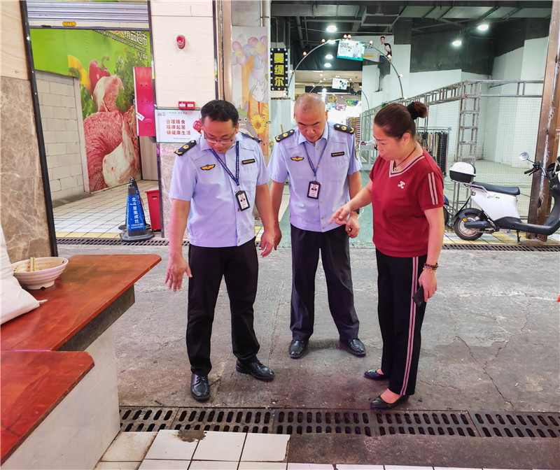执法人员对辖区农贸市场防蚊灭蚊工作进行督导检查.jpg