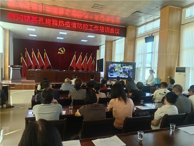 西河镇干部钟蔚组织干部职工开展消杀培训.jpg