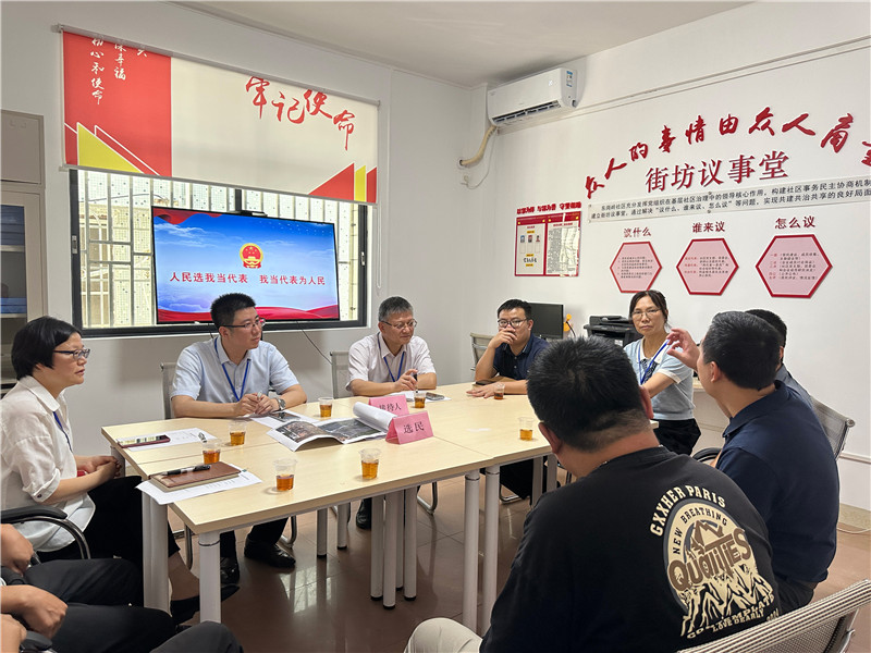 （人大代表与街道专班、施工单位一同接待群众）.jpg
