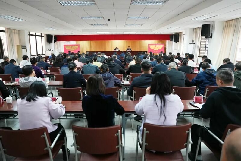 区委宣讲团首场宣讲报告会暨全区正科职以上领导干部学习贯彻党的二十届四中全会精神专题研讨班开班