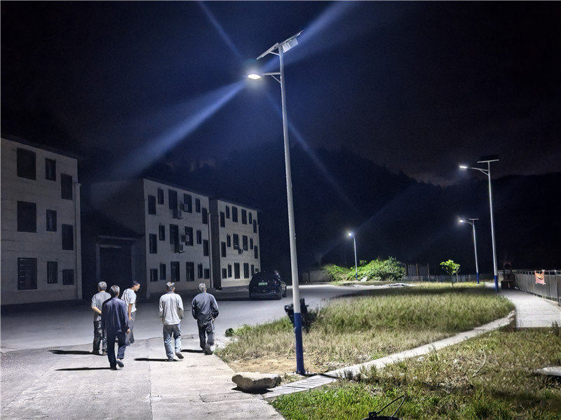 太阳能路灯照亮乡村路2.jpg