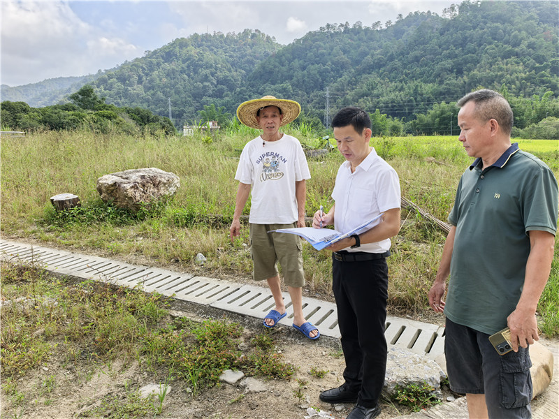 驻村第一书记与村干部调研安装数量.jpg