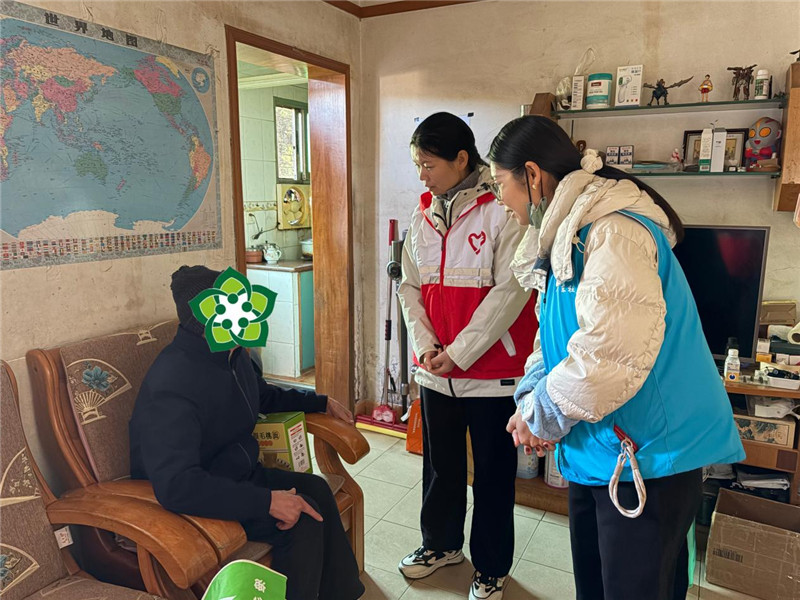 入户探访困难老人.jpg