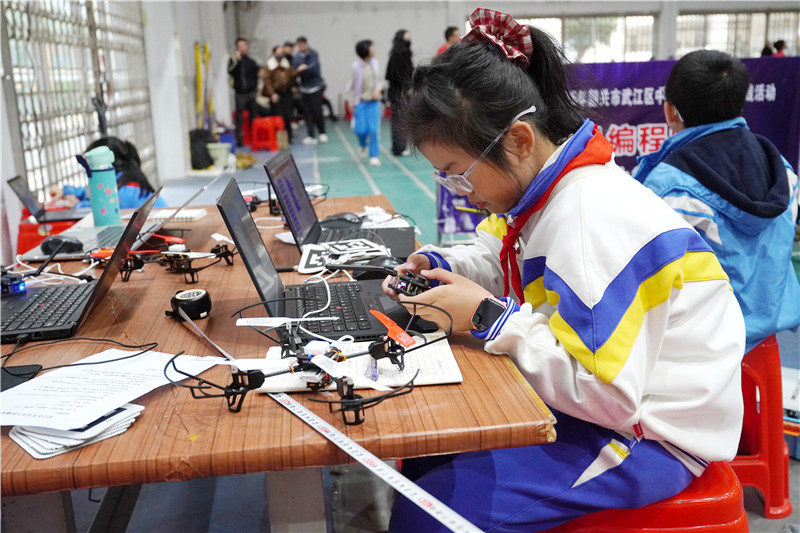 小选手正在调试无人机闯关程序.jpg