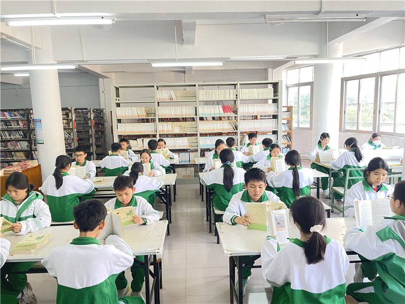 韶关市第十四中学学生进行读书活动.jpg