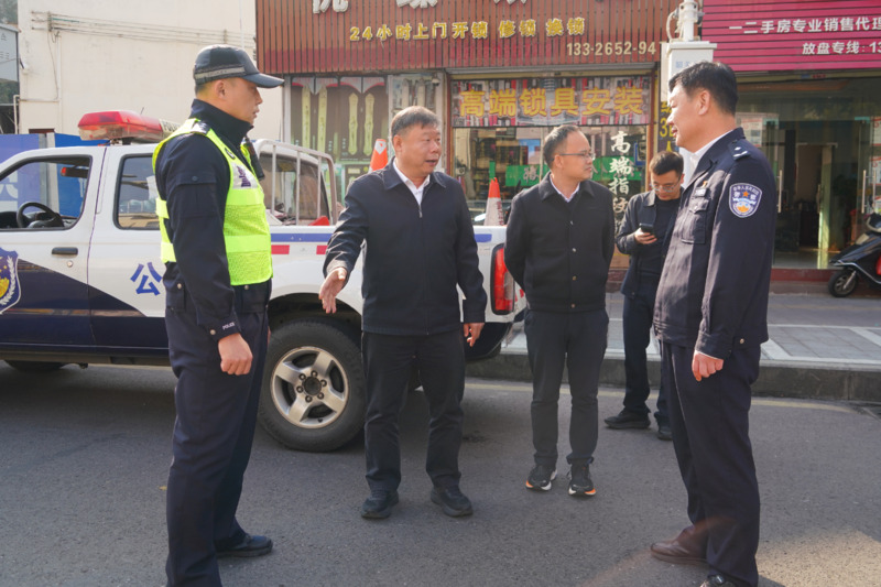 区委书记张广晖检查督导电动自行车、摩托车专项整治行动