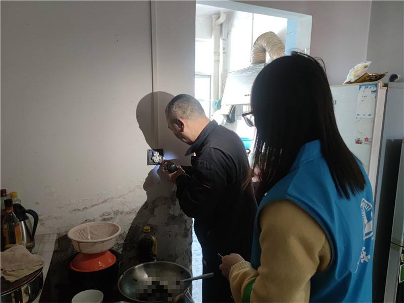 社工与电工共同入户更换插座.jpg