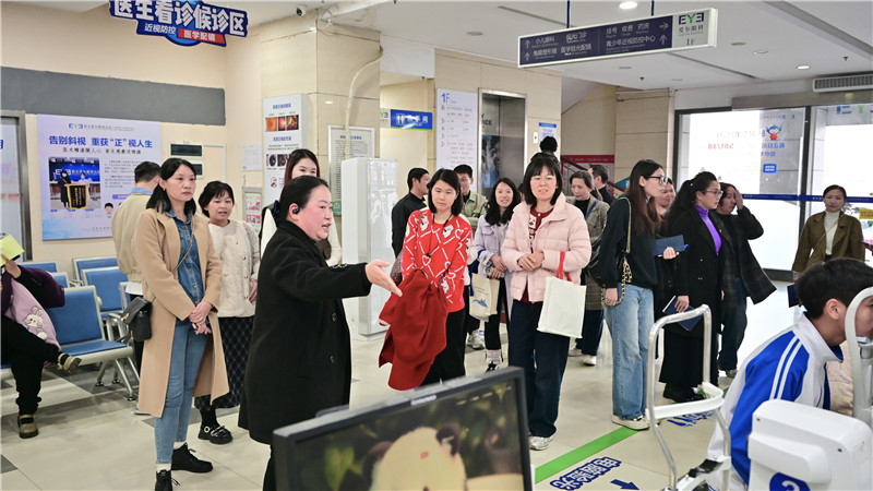 与会人员实地参观了医院青少年近视防控特色功能区.jpg