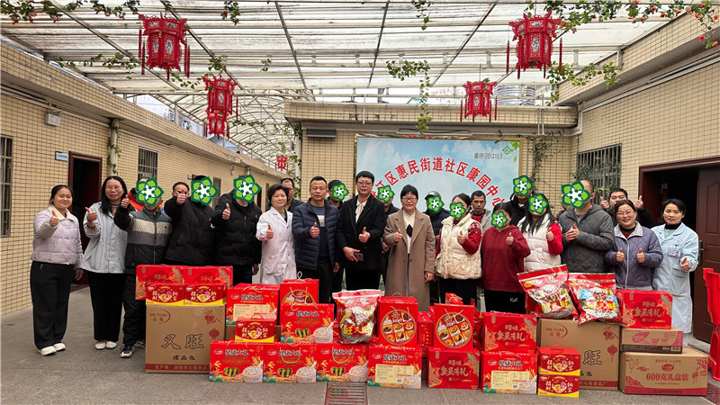 发放慰问物资.jpg