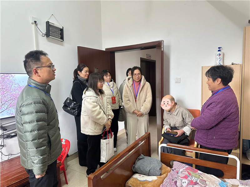 代表们在武江区社会福利院实地察看并慰问老人.jpg
