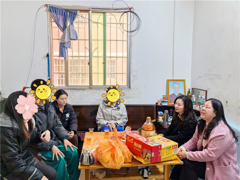 区妇联组织慰问组开展节前走访慰问 (1).jpg