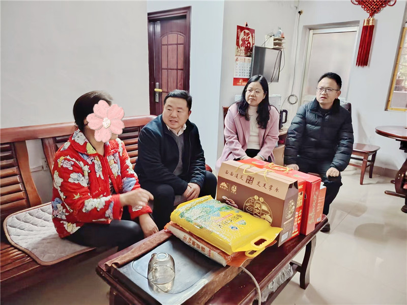 区妇联组织慰问组开展节前走访慰问 (2).jpg