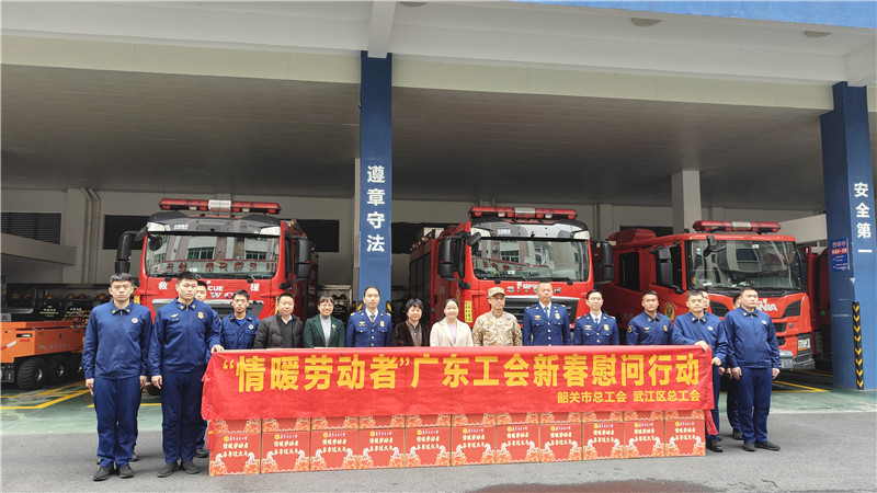 副区长何丽芳慰问消防大队职工(1).jpg
