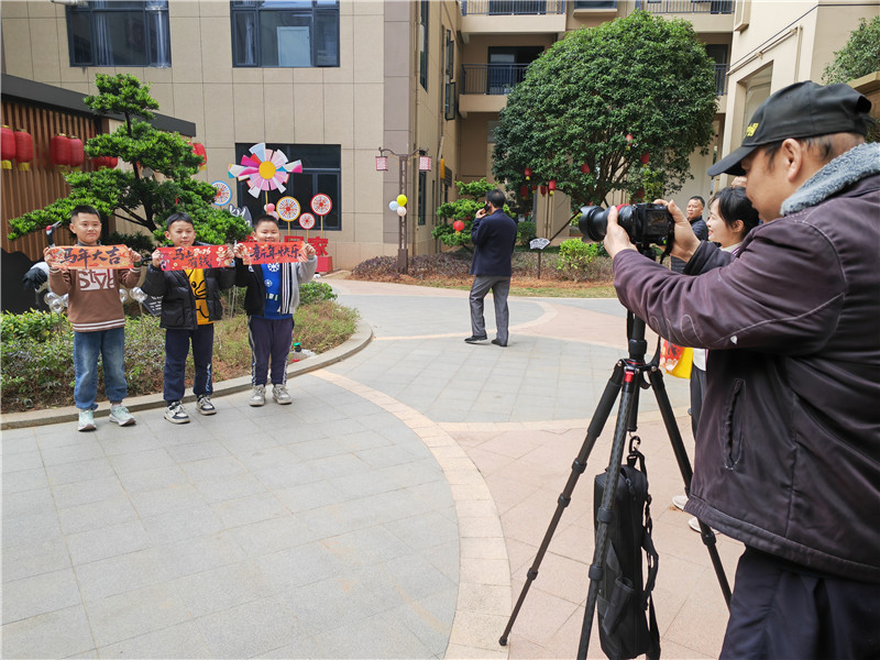 免费为居民拍摄新春照片.jpg
