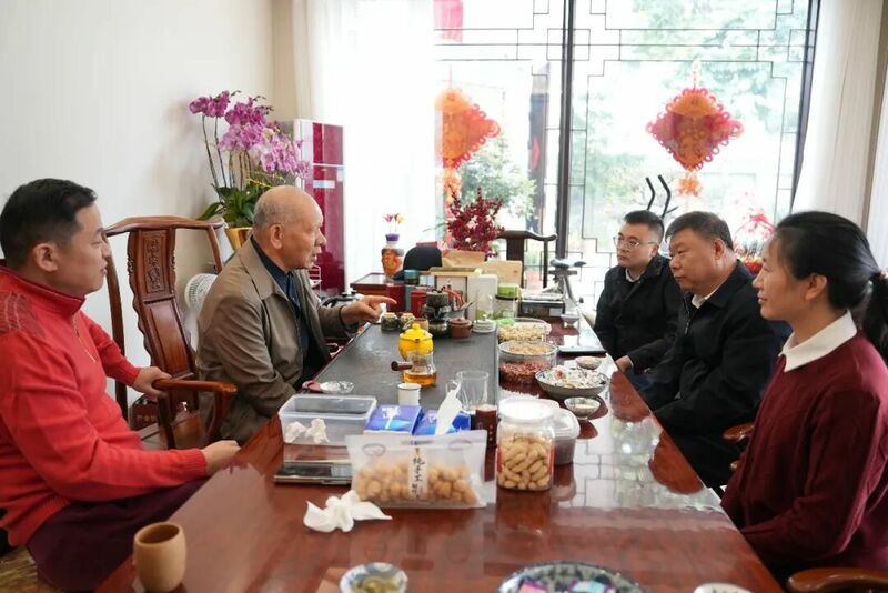 区委书记张广晖春节走访慰问乡贤人士和检查春节期间安全生产情况